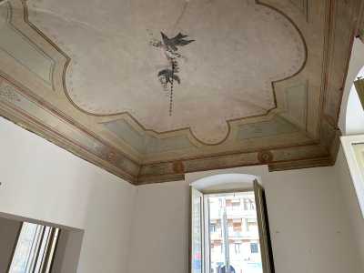 Nella stanza adiacente un�altra raffigurazione dai toni celeste, rosa e ocra adorna l�ampia volta. Una cornice corre lungo tutto il perimetro alternando fasce rettangolari a decori circolari dorati